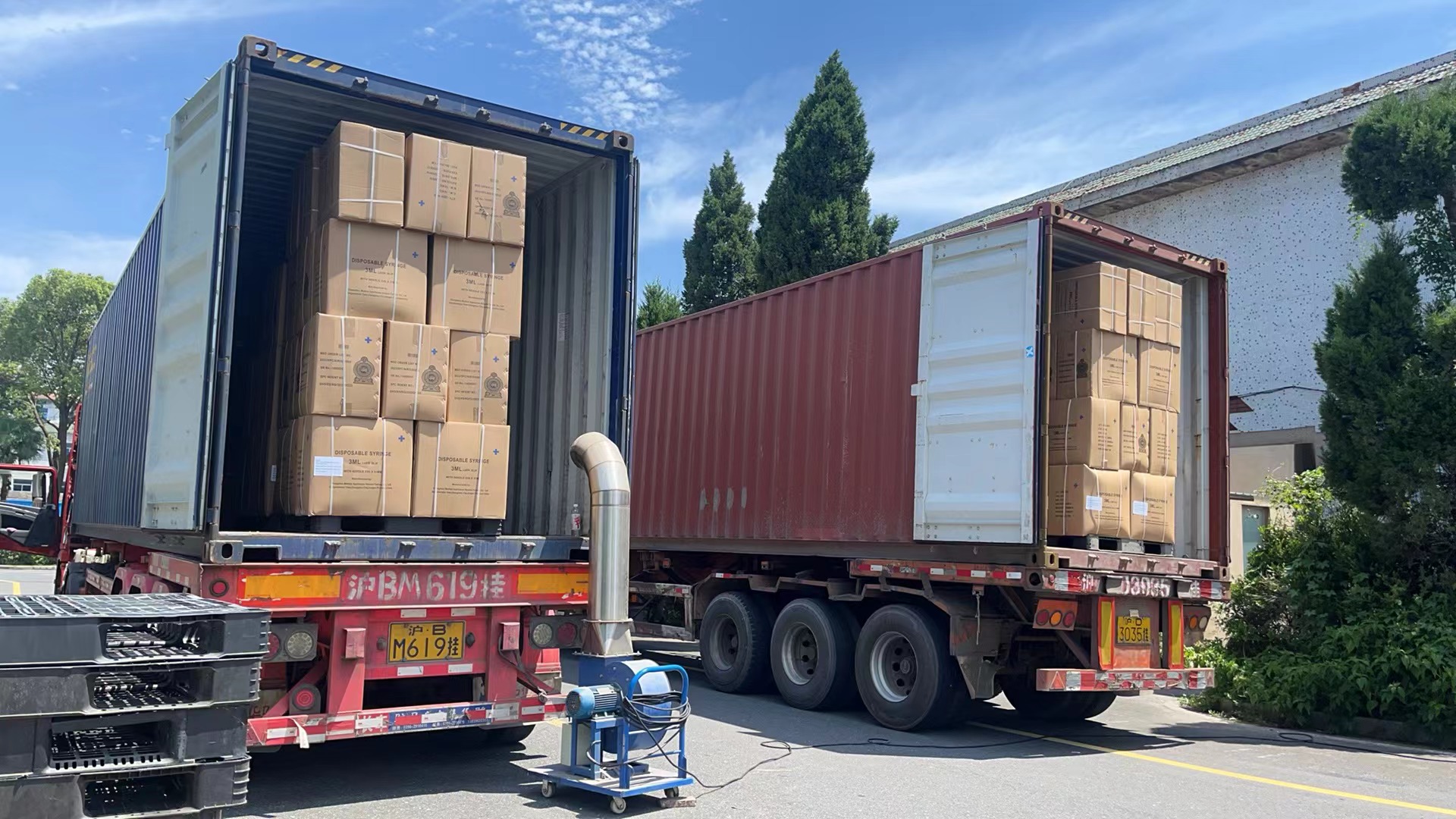 Container loading for difference client for medical syringe